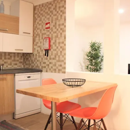 Romantichome At Alfama's Heart *